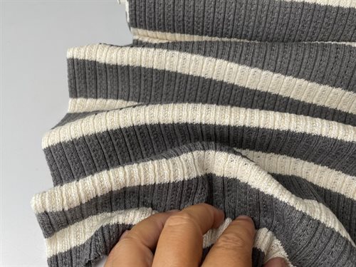 Bomuld/polyester strik - stribet i grå og creme 